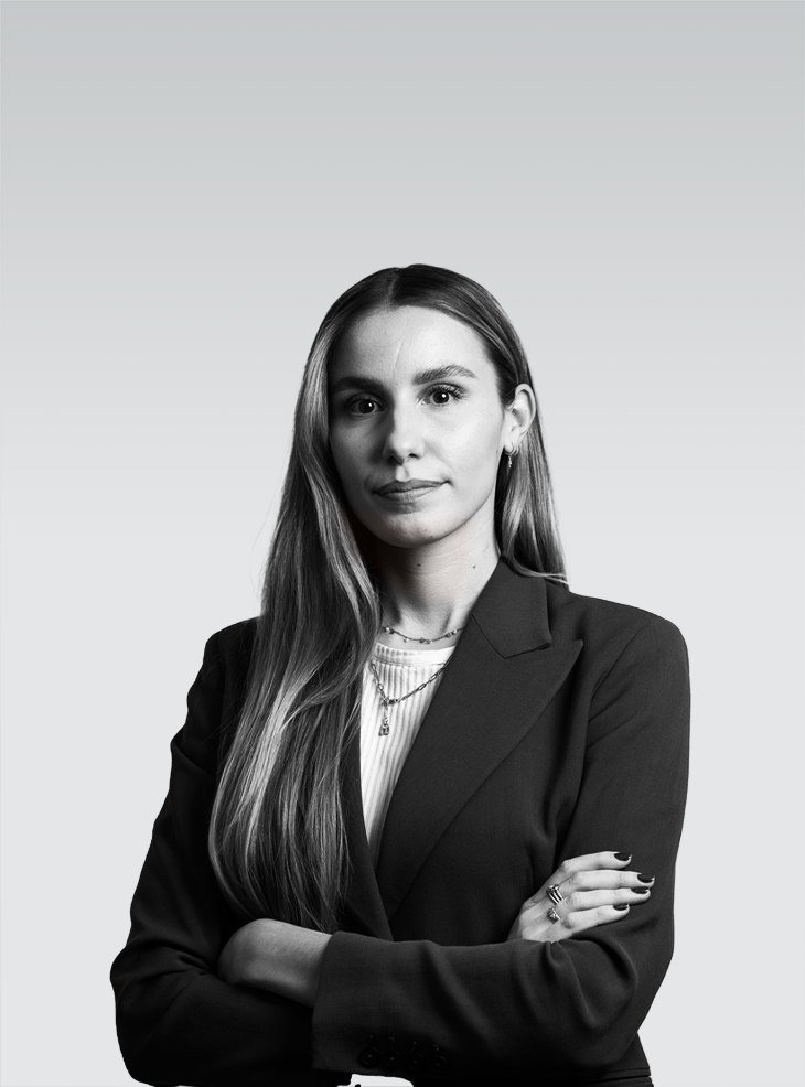 Laura Schlicker Portrait 730X986 (2)